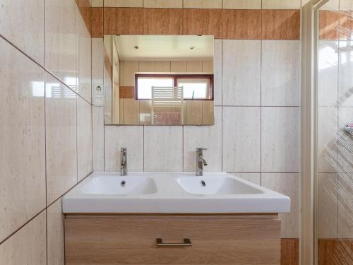Koupelna v ubytování Modern holiday home in Baarland with swimming pool