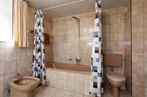 ナウダースにあるSchloss Naudersbergのバスルーム(バスタブ、トイレ、シンク付)