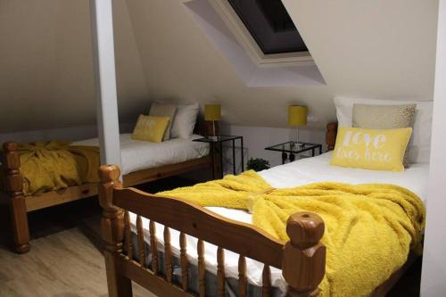 1 dormitorio con 2 camas y manta amarilla en 5 star Apartment, en Londres
