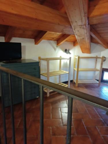 a room with a balcony with a desk and a laptop at Il Fontolo in Ponzano Superiore