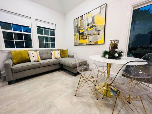 Fab lil home Central to all NOLA / near City Park في نيو أورلينز: غرفة معيشة مع أريكة وطاولة