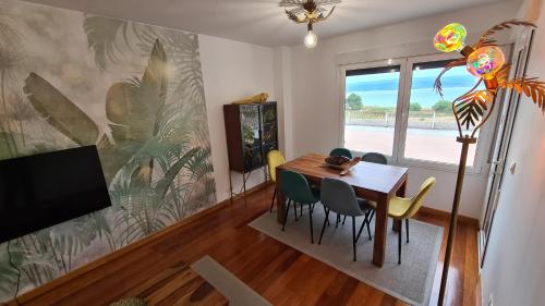 Apartamento Capricho Finisterre Playa في فينيستيري: غرفة طعام مع طاولة وكراسي