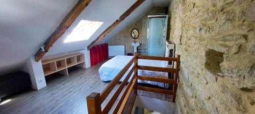 een slaapkamer op zolder met een bed en een trap bij Maison de 2 chambres avec wifi a Quimperle in Quimperlé