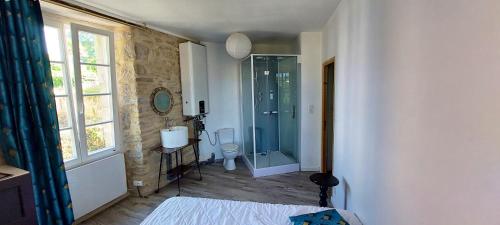 een badkamer met een douche en een toilet bij Maison de 2 chambres avec wifi a Quimperle in Quimperlé
