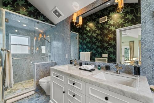 bagno con lavandino, doccia e servizi igienici di Hearst Estate a Los Angeles
