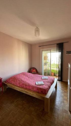 ein Schlafzimmer mit einem großen Bett mit einer roten Decke in der Unterkunft Logement au coeur de Marseille in Marseille