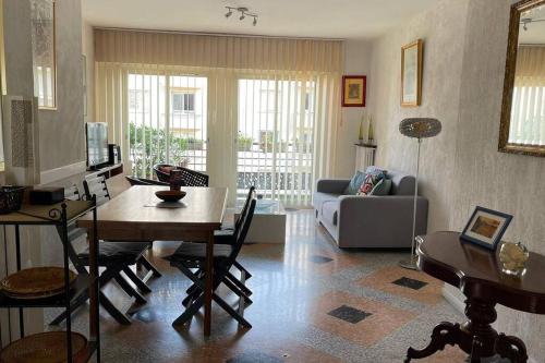 ein Wohnzimmer mit einem Tisch und einem Sofa in der Unterkunft Logement au coeur de Marseille in Marseille