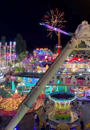 une roue ferris à un carnaval la nuit dans l'établissement Cap d'agde Bord de mer avec piscine, au Cap d'Agde