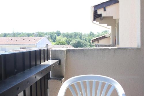 a white chair sitting on top of a balcony at Studio Barbotan in Barbotan-les-Thermes