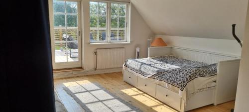 um quarto com uma cama e uma janela em Lägenhet på hästgård em Ljungbyhed