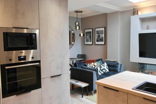 eine Küche und ein Wohnzimmer mit einer Küche und einem Wohnzimmer in der Unterkunft York House Hotel in Whitley Bay