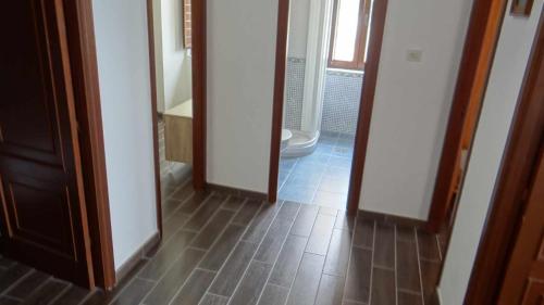 einen Flur eines Badezimmers mit einem WC und einer Etage in der Unterkunft Casa de piedra para 6 personas Casa Julia in Lariño