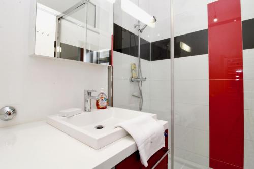 BRIGHT ELEGANT FLAT in Center