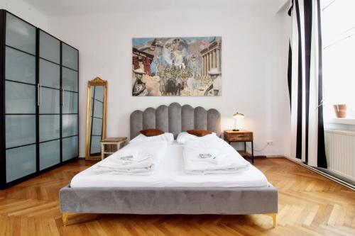 BRIGHT ELEGANT FLAT in Center