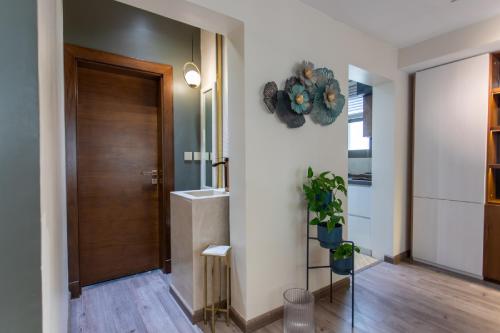 um corredor com uma porta de madeira e uma planta em فلل المدينة العالية الجديدة High City Villa VIP em Abha