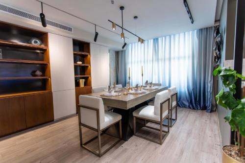 uma sala de jantar com mesa e cadeiras em فلل المدينة العالية الجديدة High City Villa VIP em Abha