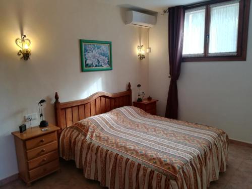 een slaapkamer met een bed en een raam bij FerienwohnungMoraira in Moraira