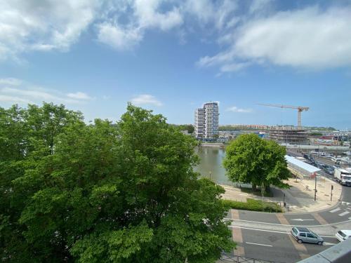 - une vue sur une rivière dans une ville dans l'établissement GOLDEN RESORT, à Boulogne-sur-Mer