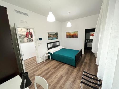 1 dormitorio con 1 cama, mesa y sillas en MELO 48, en Bari