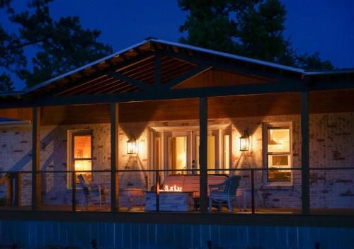 eine abgeschirmte Veranda eines Hauses in der Nacht in der Unterkunft Carolyn's Lighthouse Topsail Island in Sneads Ferry