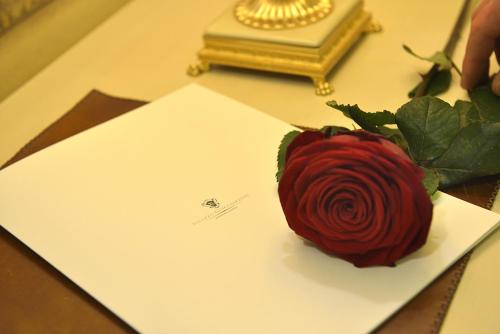a red rose on a white card on a table at Palazzo Guicciardini in Florence