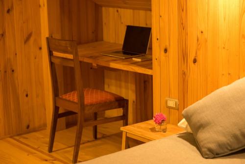a bedroom with a desk with a laptop and a chair at Hotel Faro Azul Valparaíso Cerro Alegre in Valparaíso