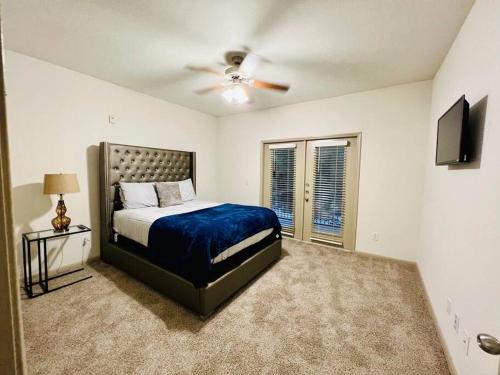 En eller flere senger på et rom på Cozy 2BR Apt in Webster, TX Home away from Home!