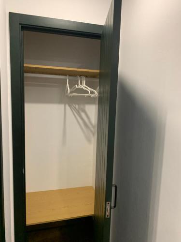 a closet with a mirror and a hanger at Hotel Or Blanc in Espot