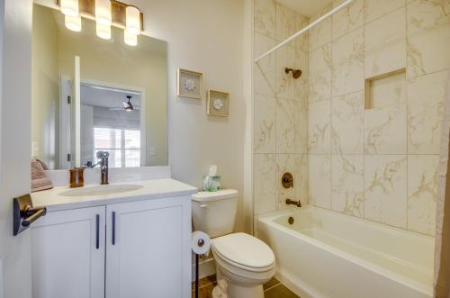Ένα μπάνιο στο Lake Views and Pool Access Ozarks Condo!