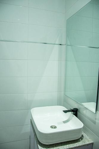 Galeriebild der Unterkunft NIFEWAT APARTMENT, Nyon studio apartment with pool, WiFi,gym and Netflix in Abuja