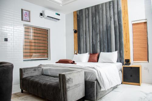 Ein Bett oder Betten in einem Zimmer der Unterkunft NIFEWAT APARTMENT, Nyon studio apartment with pool, WiFi,gym and Netflix