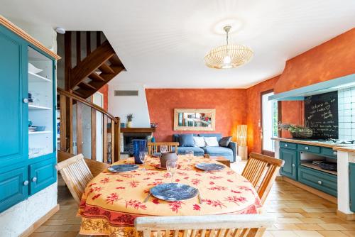 une salle à manger avec une table et des chaises dans l'établissement Au petit bonheur, à Bédoin