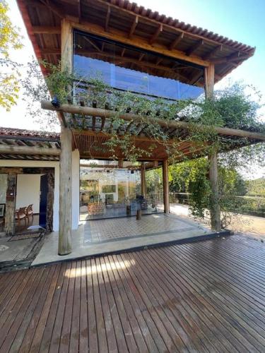 伊塔蒂巴的住宿－CBI155 Casa de campo em Itatiba，一个带大型凉亭的木甲板