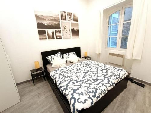 um quarto com uma cama com um edredão preto e branco em Appartement Gare Saint Charles Marseille em Marselha