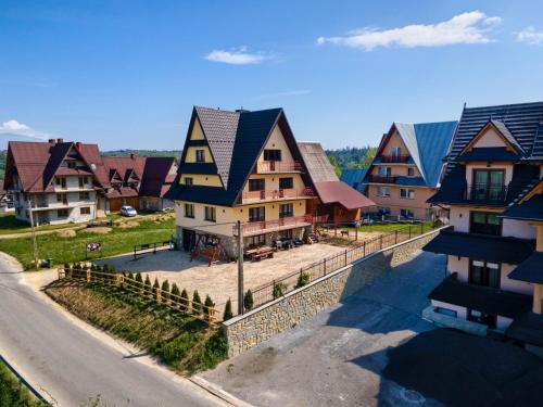 - une vue aérienne sur un village avec des maisons et une rue dans l'établissement Gościniec u Antka, à Poronin