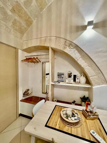 a dining room with a table and an archway at Dimora Aversa in Monopoli