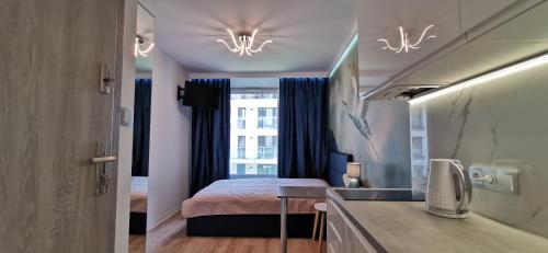 pokój hotelowy z łóżkiem i oknem w obiekcie WOW FLOU Przystań Letnica Apartamenty 700m plaża w Gdańsku