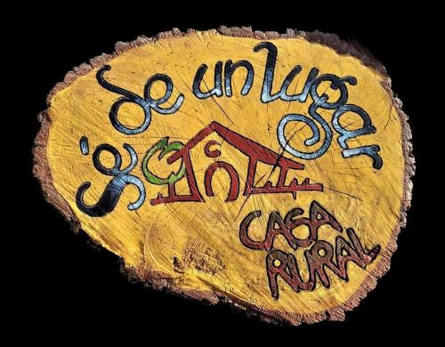 Ein Kuchen mit Schreiben auf der Seite in der Unterkunft Apartamento rural Sé de un lugar in El Torno