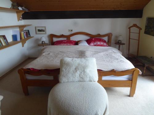 ein Schlafzimmer mit einem großen Bett mit roten Kissen in der Unterkunft Haus Wagner in Schiltach