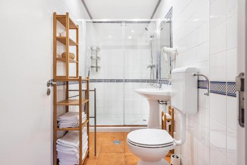 La salle de bains est pourvue de toilettes, d'une douche et d'un lavabo. dans l'établissement Beira Rio, à Mértola