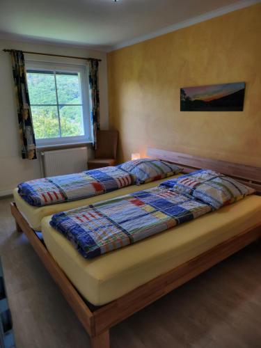 2 camas en un dormitorio con ventana en Haus Schönblick, en Simmerath