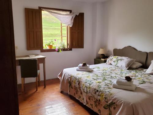 um quarto com uma cama com toalhas em Casa de los Valles en RioNansa em Puentenansa