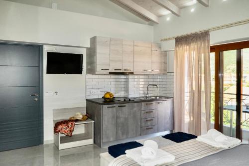 Η κουζίνα ή μικρή κουζίνα στο Emily Apartments