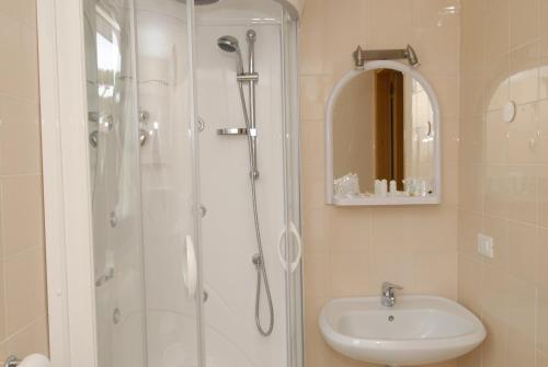 Hotel Rosa Dei Venti في لينانو سابيادورو: حمام مع دش ومغسلة
