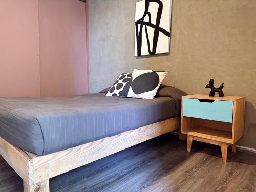 1 dormitorio con 1 cama con mesita de noche y TV en Casa Hotel Estadio Planta Baja, en Guadalajara