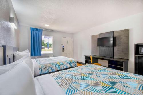 Säng eller sängar i ett rum på Motel 6-Sulphur, LA