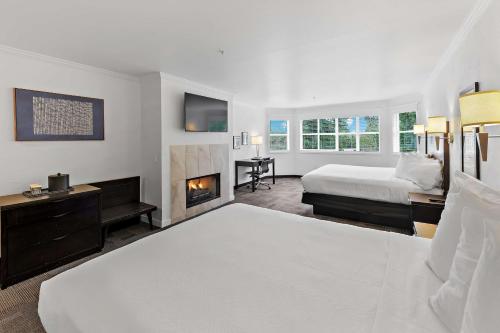 um quarto com uma cama e uma lareira em Best Western Wesley Inn & Suites em Gig Harbor