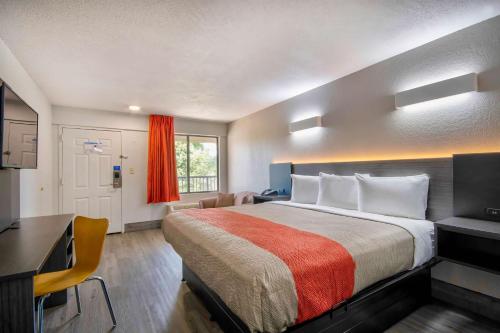 a hotel room with a bed and a desk at Motel 6-Lafayette, LA in Lafayette