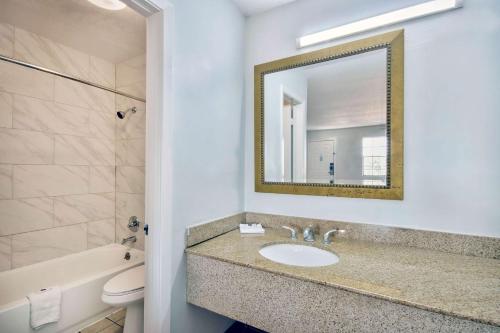 ein Bad mit einem Waschbecken und einem Spiegel in der Unterkunft Motel 6 Bossier City, La in Bossier City