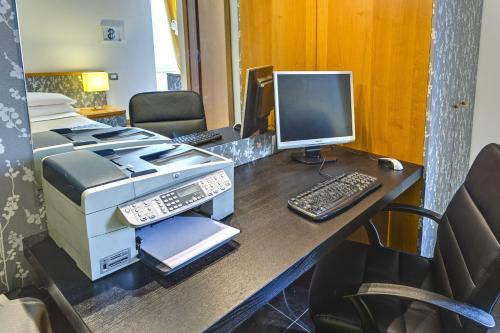 an office with a computer and a printer on a desk at Hotel Marcantonio in Rome